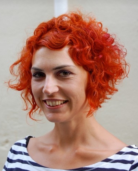 fryzura z rudych kręconych włosów krótkich z czerwonym akcentem, uczesanie damskie zdjęcie numer 80